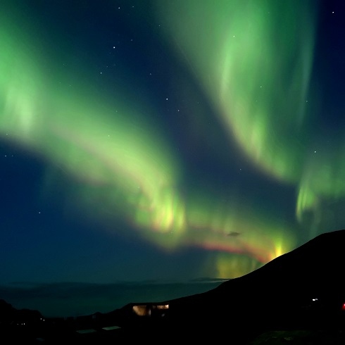 Das Bild zeigt Nordlichter (Aurora Borealis) auf Island. 2019 erkundeten 24 Masterstudenten des Studiengangs Angewandte Geowissenschaften am KIT Island und erlebten die Naturgewalten der Insel hautnah.