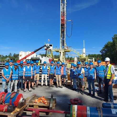 Group picture of the excursion to the drill site of Deutsche ErdWärme in Graben-Neudorf