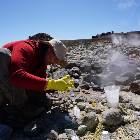 Probenahme von Wasserproben auf dem Vulkan Tolhuaca in Chile während der Forschungsreise von Valentin Goldberg